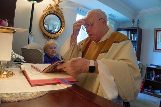 The Rev. James Kelly celebrates Mass at his apartment in the Normandy Farms Estates retirement community in Blue Bell 