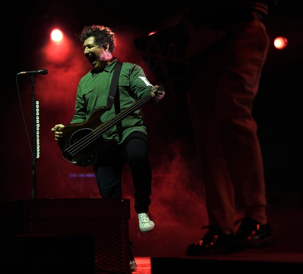 jake-barlow-pierce-the-veil-06072025-tinley-park-il-jb202429.jpg 