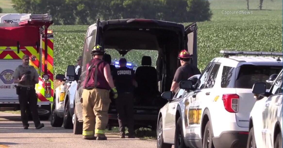 2 killed in small plane crash in Capron, Illinois 