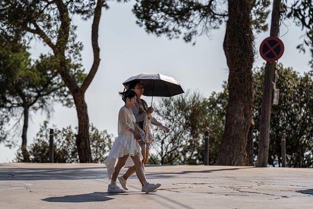 Thermal wave and temperature registration in Catalonia 
