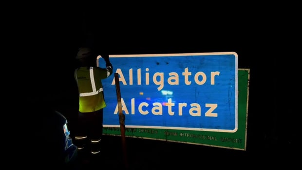 8-vo-alcatraz-sign-wforbsq8.jpg 