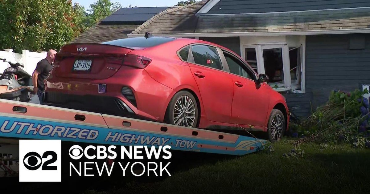 Car crashes into Levittown home - CBS New York