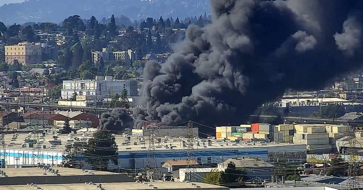 Massive fire burns commercial structure in Oakland 