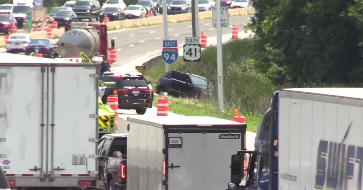 SB Edens Expy. shut down near Dundee Road for fatal 3-car crash 
