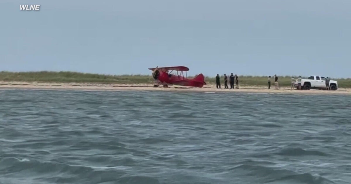 Sightseeing plane makes emergency landing on Martha's Vineyard beach 