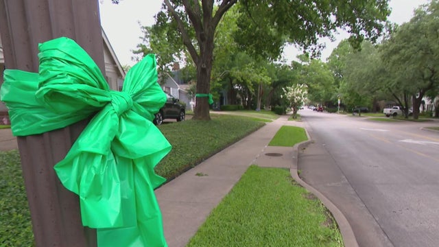 flood victims green ribbons, Dallas 