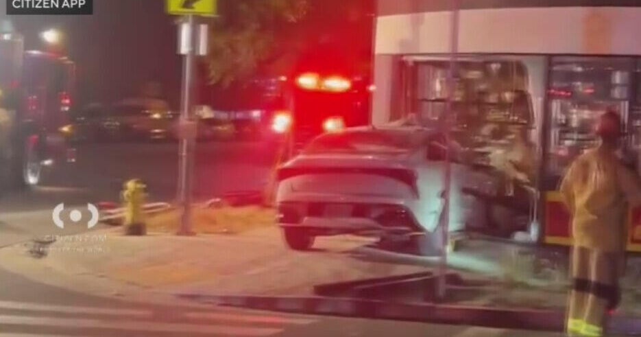 Driver crashes into Glendale gift shop after collision 
