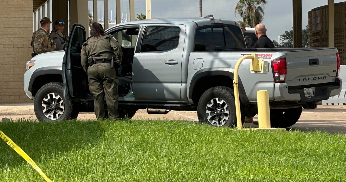 Shooter killed after 3 injured at U.S. Border Patrol building in Texas 