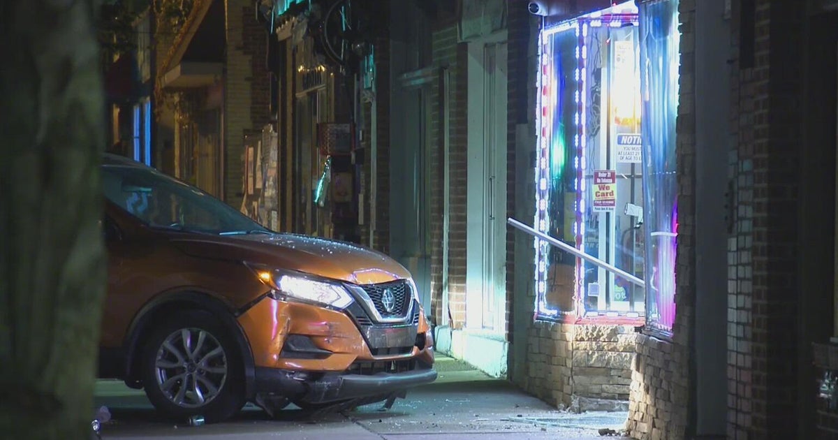 Burglars crash car through Pittsburgh smoke shop doors 
