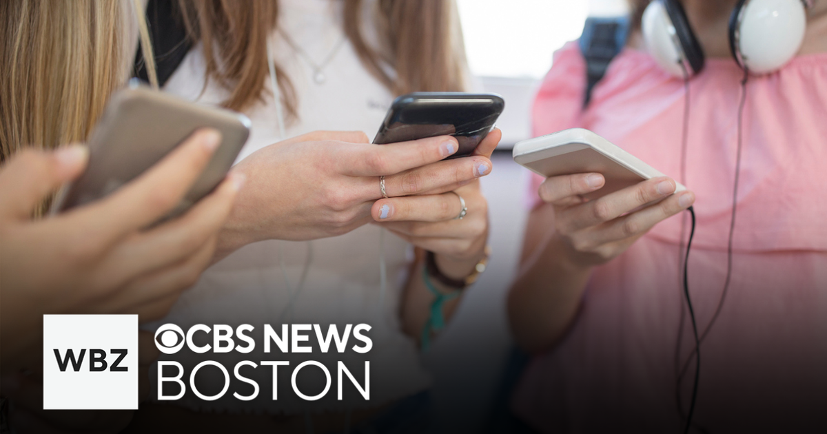 Massachusetts Senate advances bill to ban cellphones in school - CBS Boston