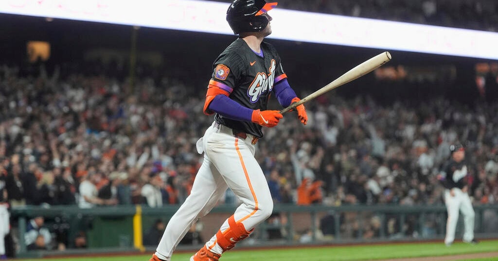 Giants catcher Bailey makes history with game-ending, inside-the-park home run 