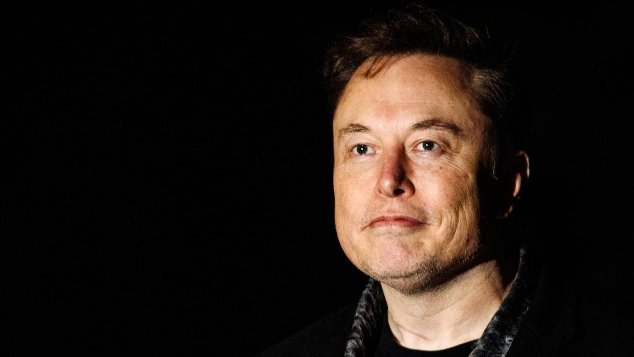 Elon Musk presenta AI Grok en un evento de Tesla