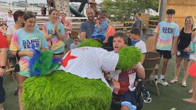 23pkg-as-phillie-phanatic-ice-cream-social-transfer-frame-246.jpg 