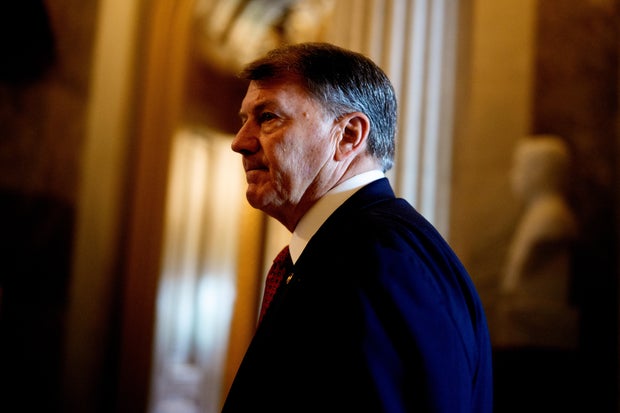 Senatör Mike turları, 30 Haziran 2025'te Washington DC'de ABD Capitol binasında Senato katına yürüyor. 