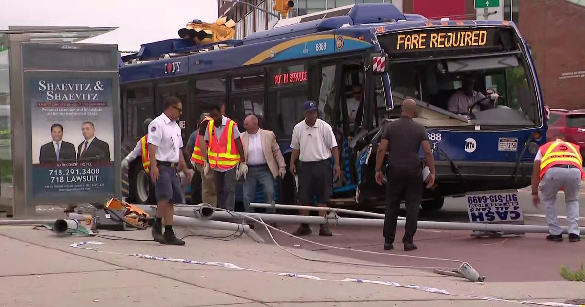 7 injured when MTA bus crashes into light pole in Queens 