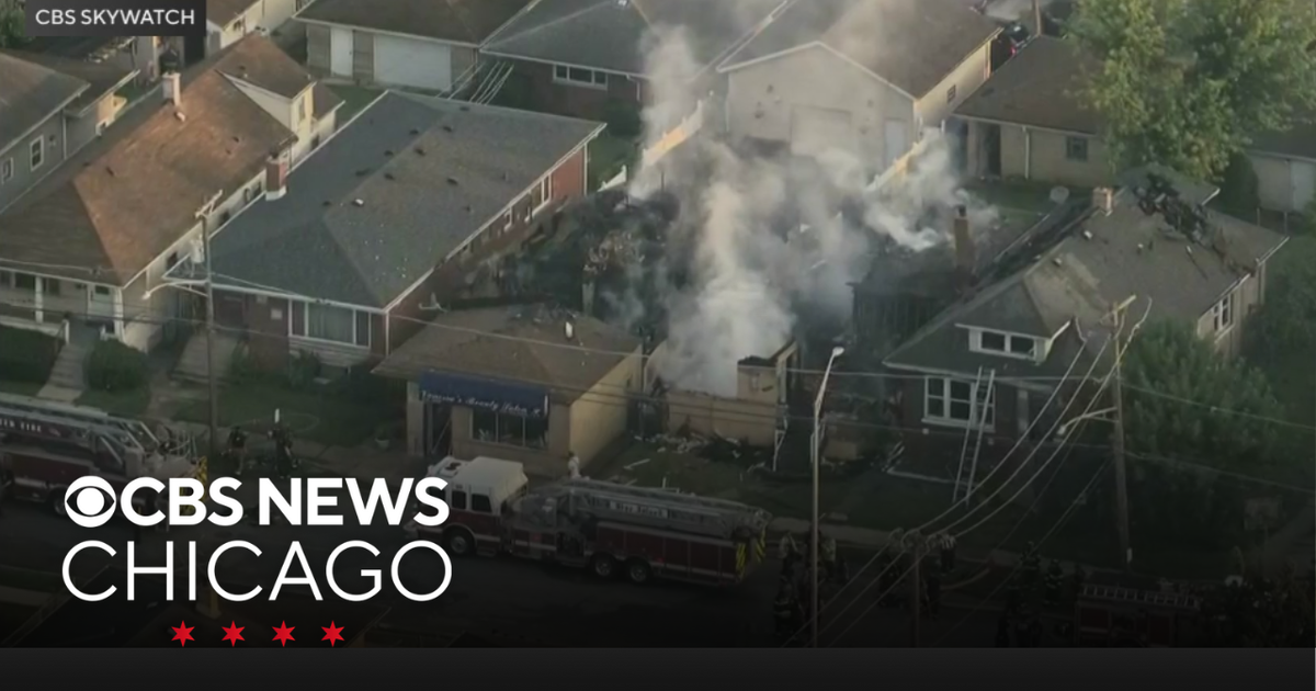 Firefighter among 2 injured in house fire that spread in Chicago suburb ...