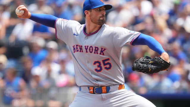 Clay Holmes #35 of the New York Mets throws in the first inning against the Kansas City Royals at Kauffman Stadium on July 13, 2025 in Kansas City, Missouri. 