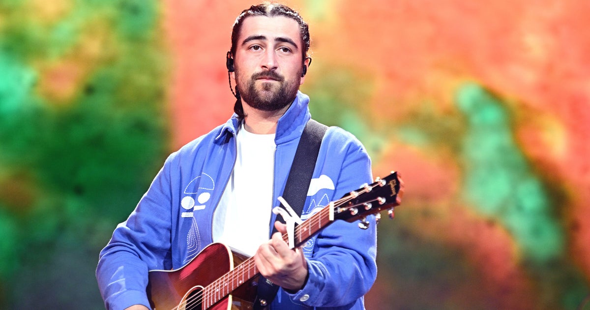 Noah Kahan asks fans visiting Vermont to respect family's privacy
