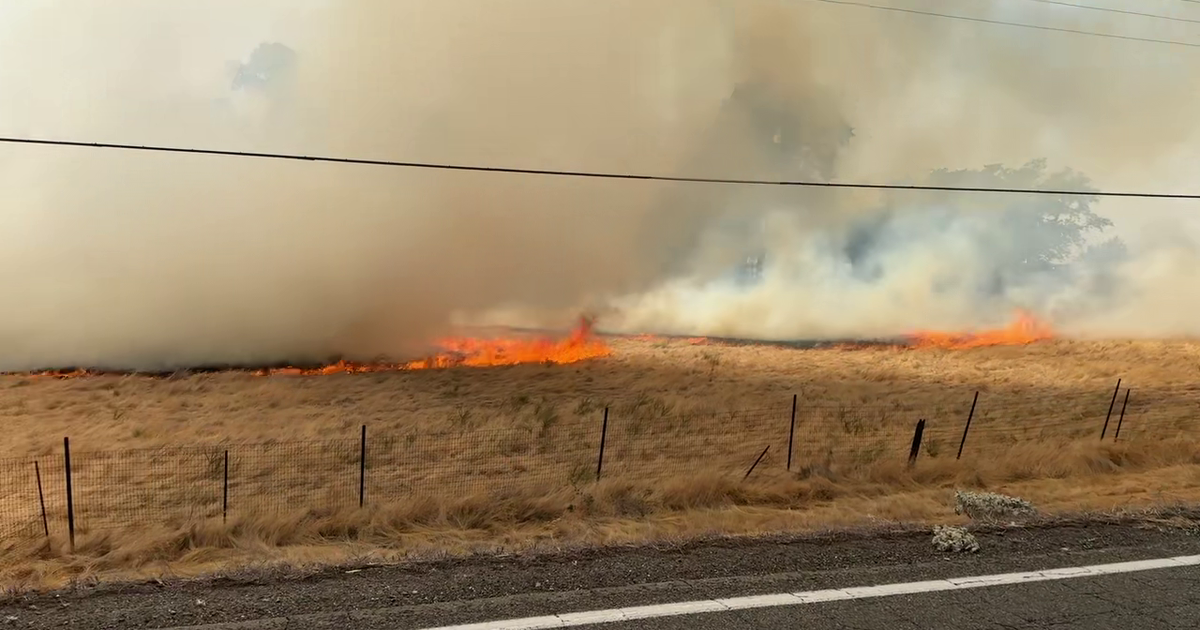 Grass fire in north Sacramento threatens structures, crews say 