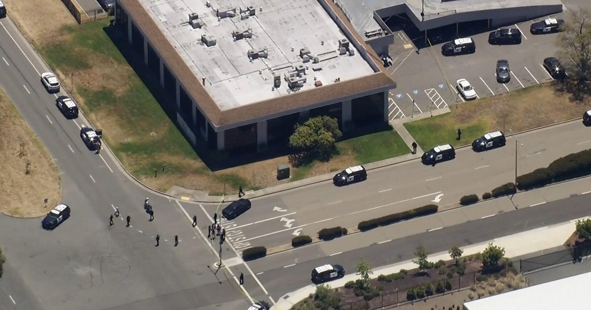 California parole agent shot dead in Oakland; suspect sought 