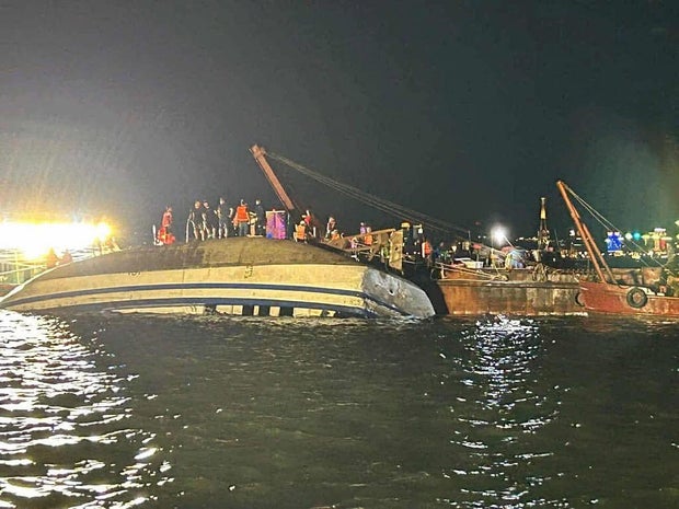 Vietnamese tourist boat capsizes 
