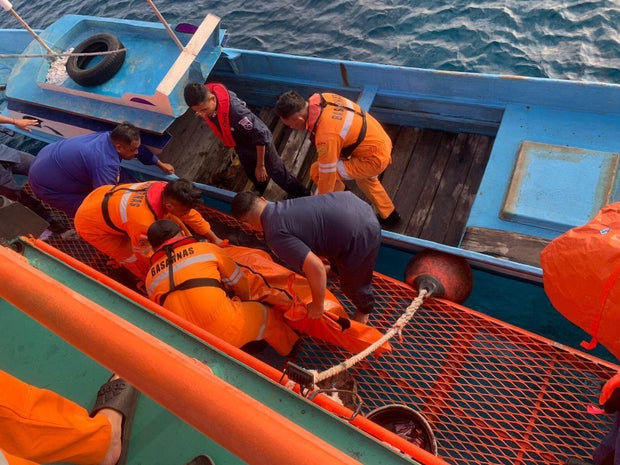 5 muertos, 284 rescatados después de que Ferry se incendia en aguas frente a la provincia de Indonesia en Sulawesi 