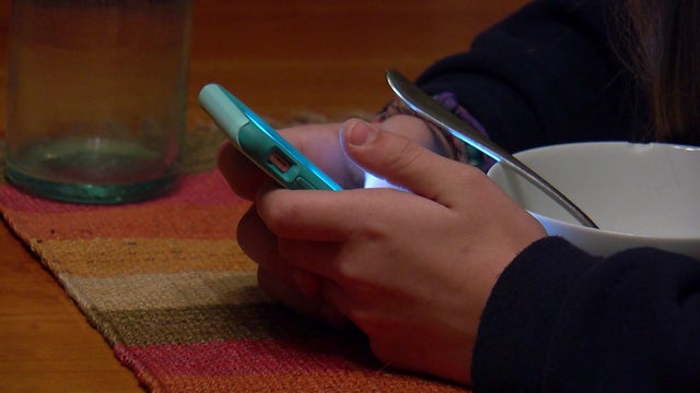 4p-pkg-cellphones-under-13-wcco8bh8.jpg 