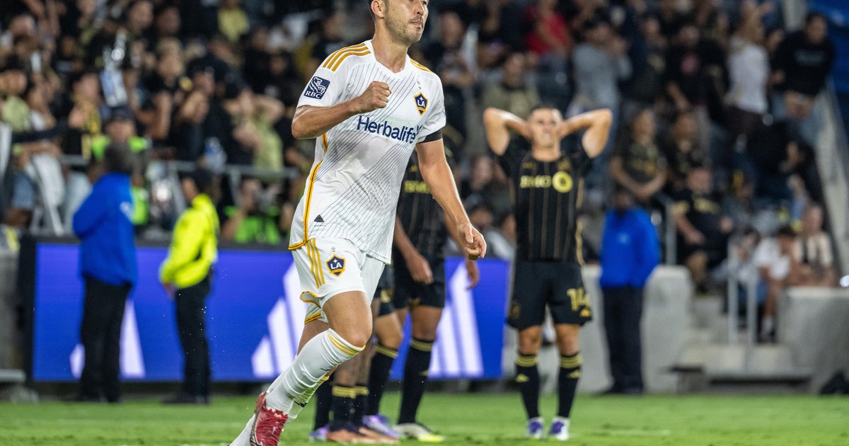 Pec has 2 goals, Yoshida scores in stoppage time for Galaxy in 3-3 tie with LAFC 