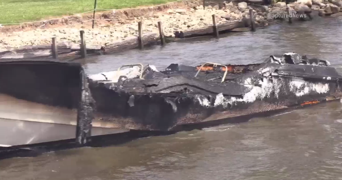 Fire destroys boat in middle of Fox Lake 