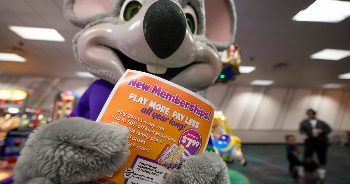 Man in Chuck E. Cheese costume arrested in Florida credit card theft case 