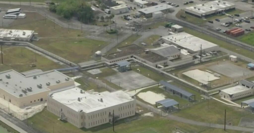 Heckler Disrupts DeSantis Hulk Hogan Tribute Florida Detention Center