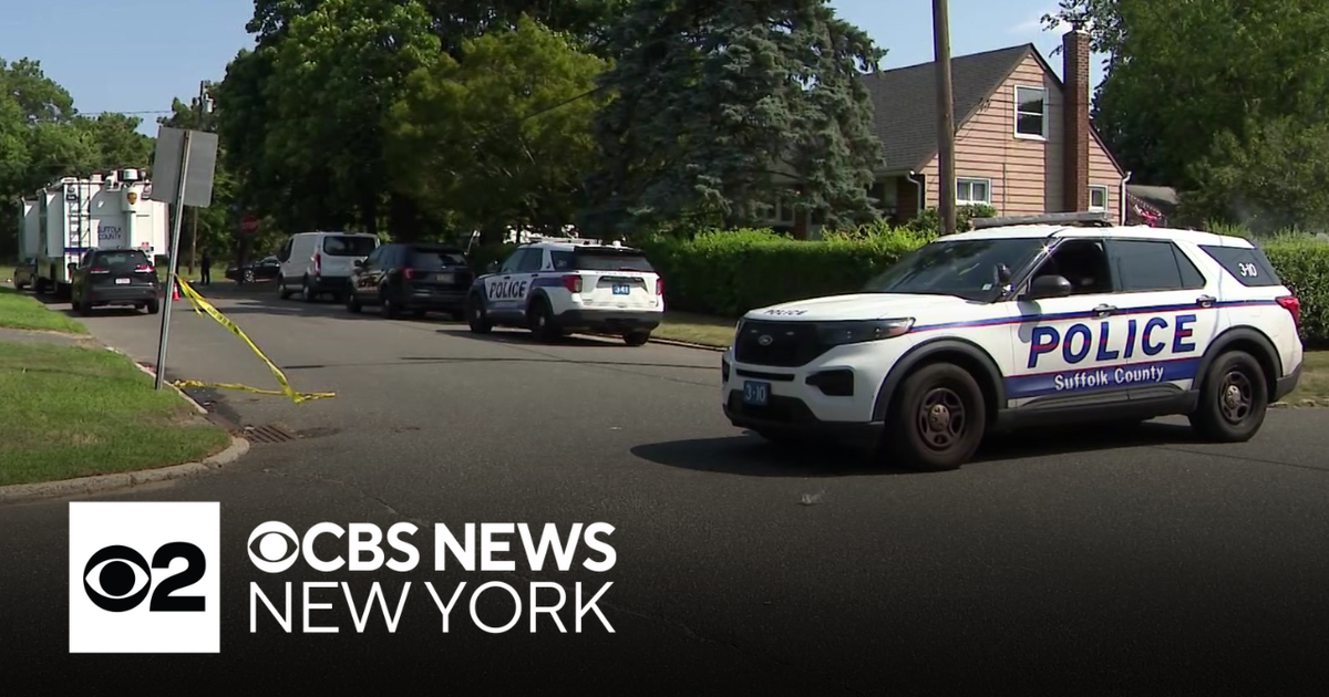 Man accused of shooting officer in Bay Shore pleads not guilty - CBS ...