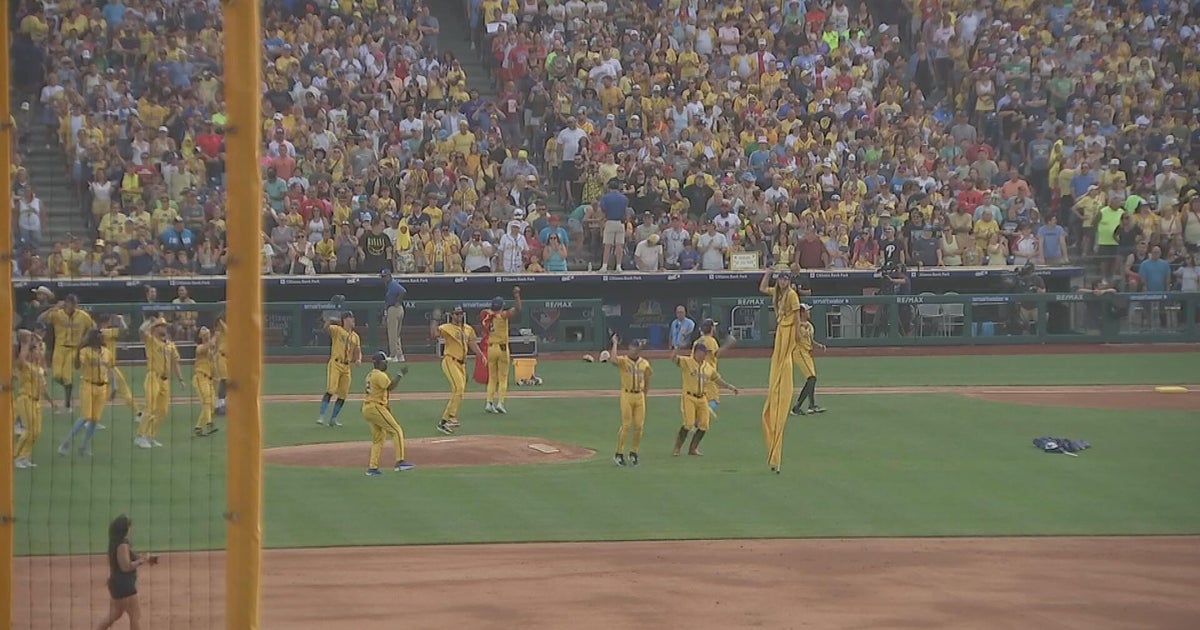 Excited fans rejoice as Savannah Bananas play at Citizens Bank Park 
