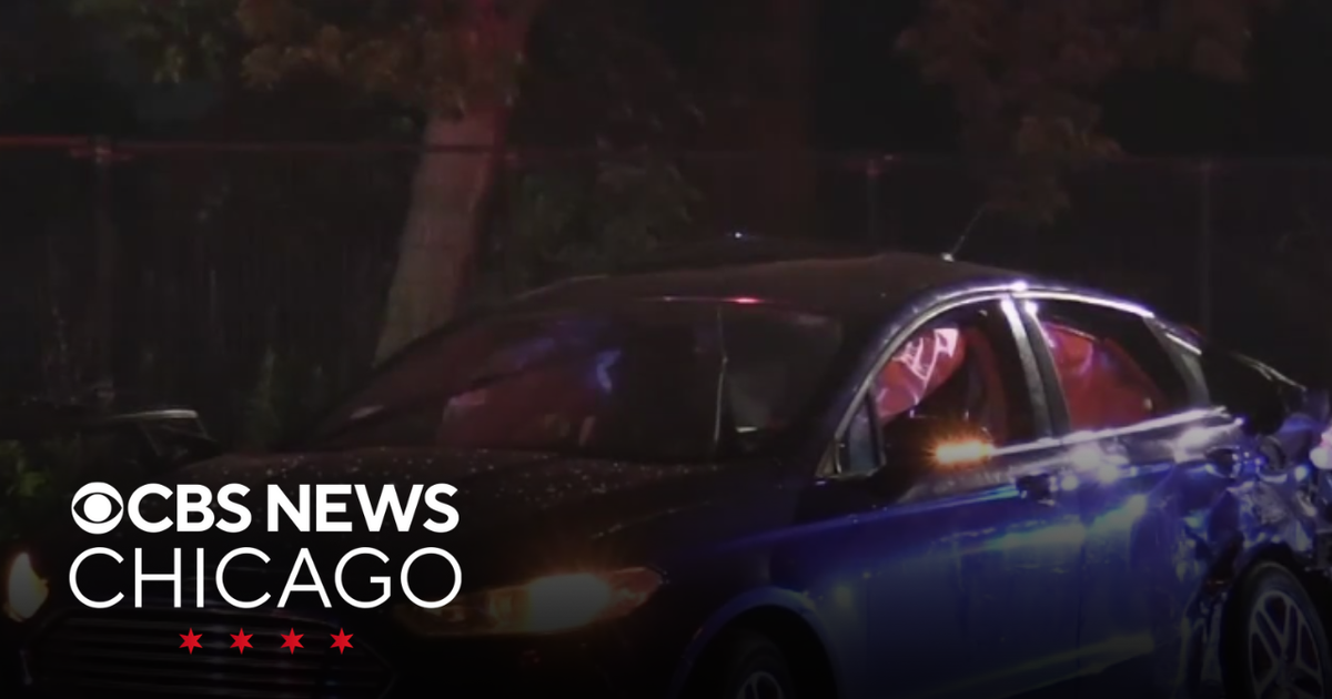 Man dead after crash on Chicago's West Side - CBS Chicago