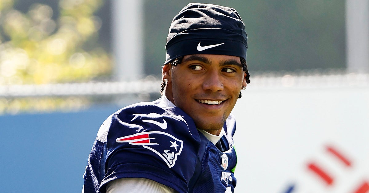 Christian Gonzalez leaves practice with apparent leg injury 