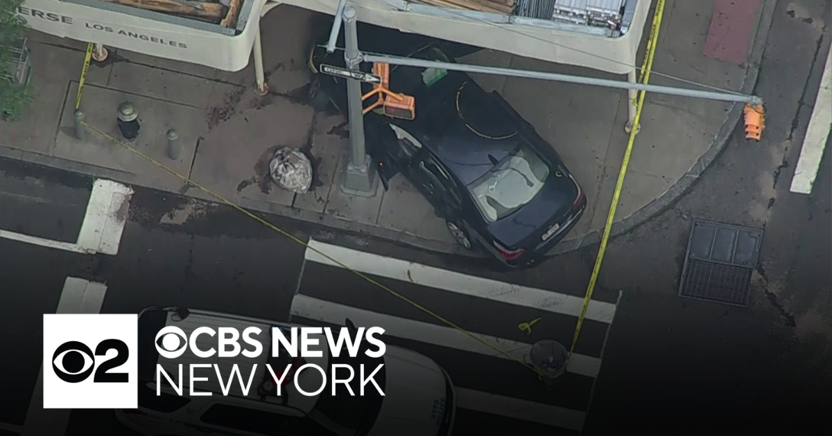 Crash sends car into scaffolding on Upper East Side - CBS New York