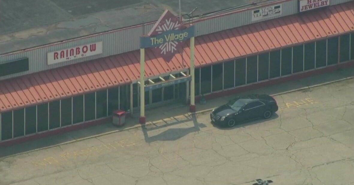 2 men killed in shooting near strip mall in Gary, Indiana 