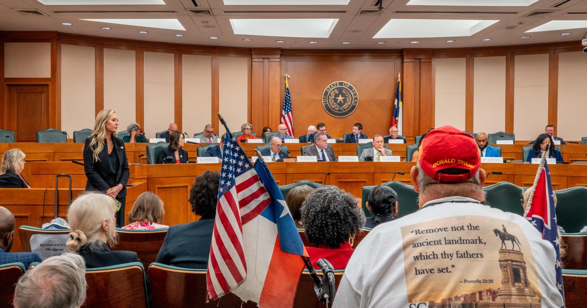 Dozens of Texas Democratic lawmakers head to Illinois in protest