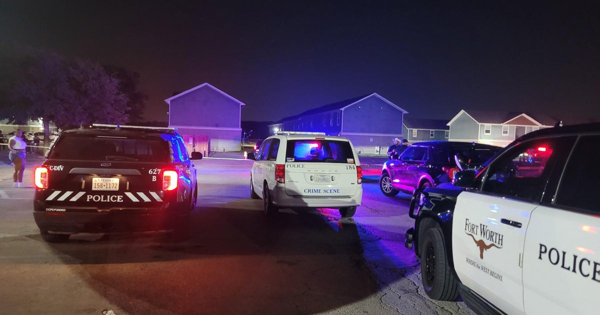 Woman fatally shot, 1 injured in Fort Worth, police say 
