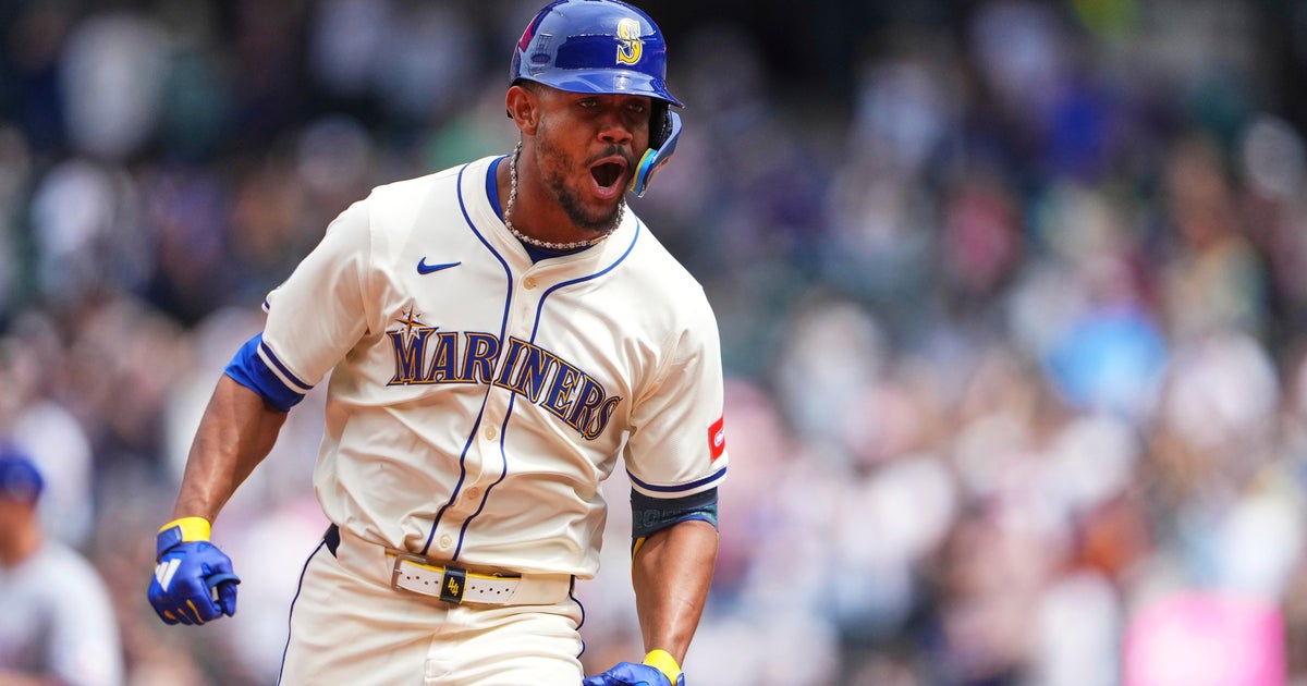 Julio Rodriguez sets MLB record with 20+ home runs, steals in 4 consecutive seasons as Mariners beat Rangers 