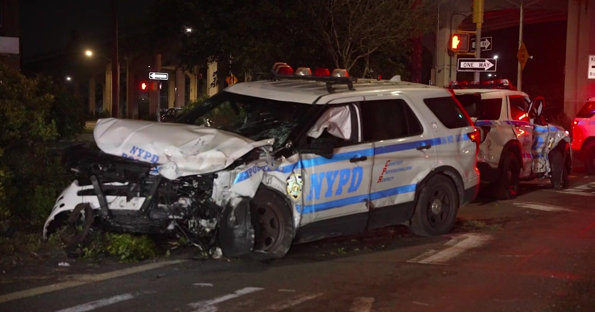 4 NYPD officers hurt in crash while responding to call in Queens 