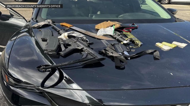 palm-beach-airport-man-with-weapons-arrest-pic.jpg 