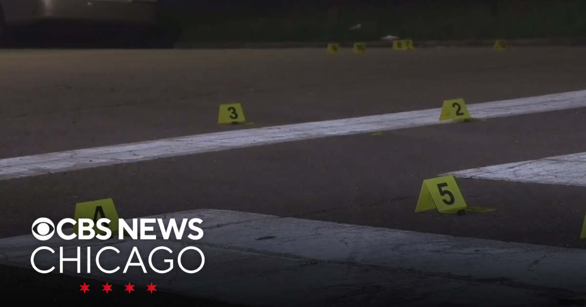 Man caught in crossfire on Chicago's South Side - CBS Chicago