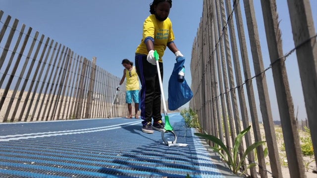 Volunteers pick up trash on Rockaway Beach 