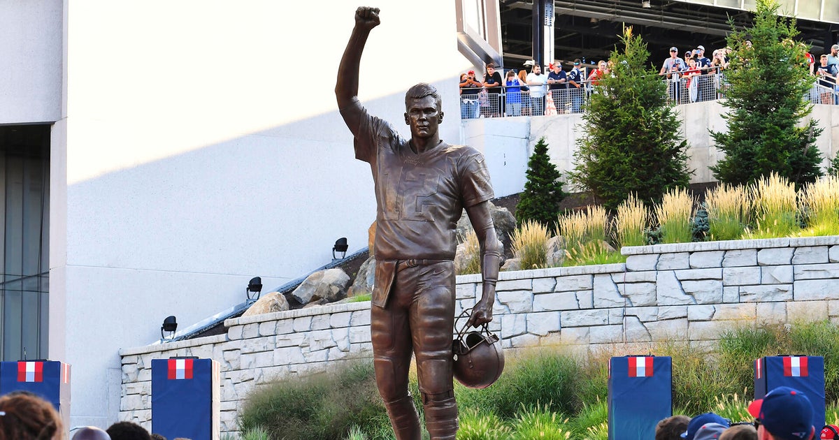 Patriots unveil Tom Brady statue outside of Gillette Stadium 