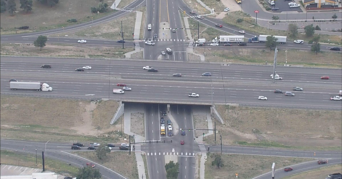Denver police investigate deadly crash involving pedestrian on I-70 