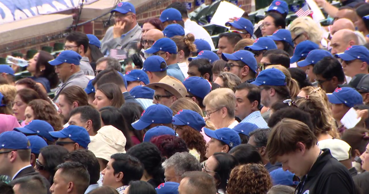Nearly 1,000 people sworn in as U.S. citizens at Wrigley Field 