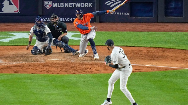 Houston Astros' Carlos Correa (1) hits an RBI single during the 10th inning of a baseball game against the New York Yankees Friday, Aug. 8, 2025, in New York. 
