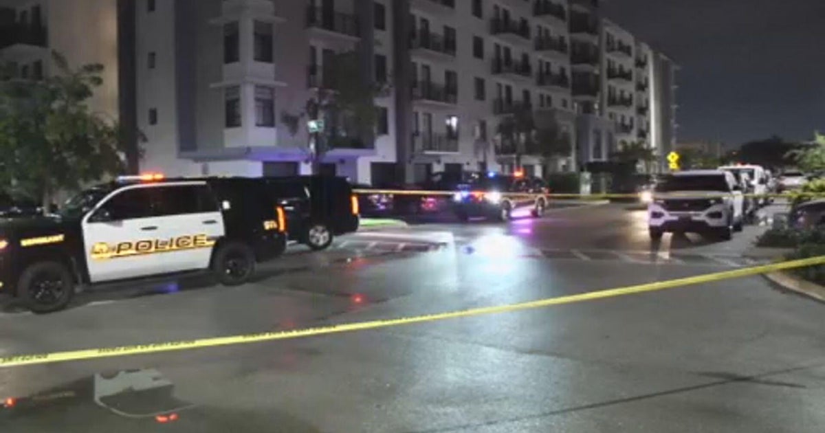 Man shot and robbed at Miramar apartment complex, police say; suspect still at large
