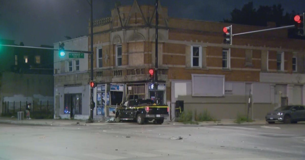 Crash sends truck into building in Humboldt Park, Chicago police say 